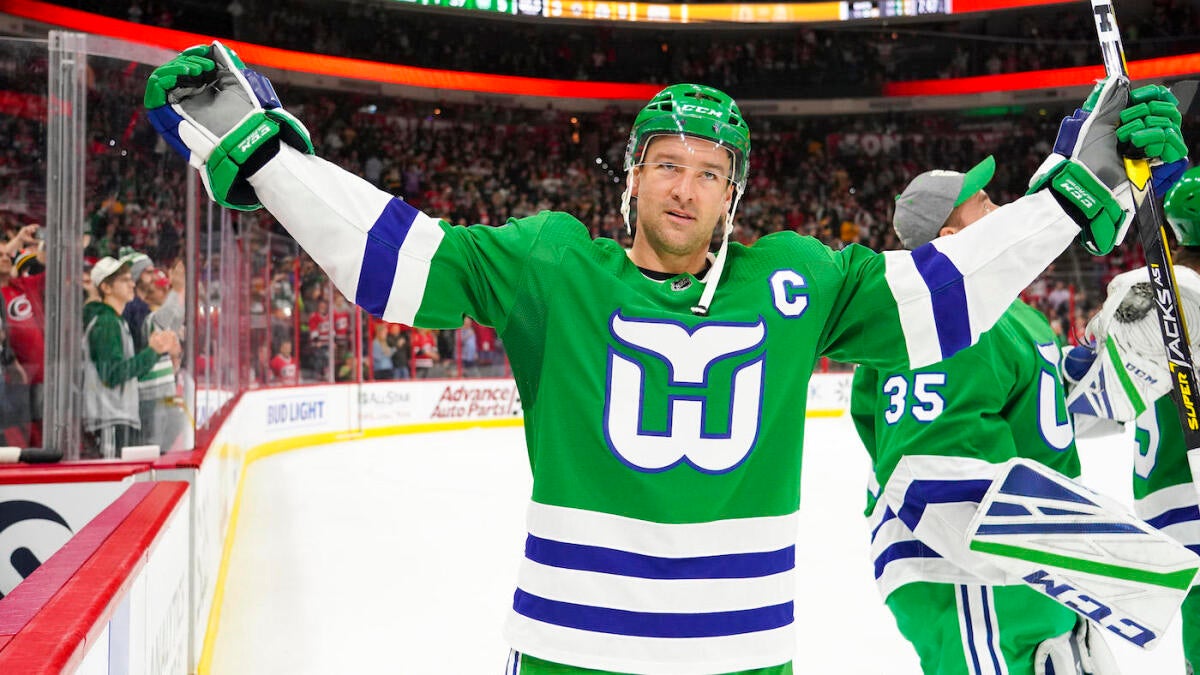 hockey teams with green jerseys