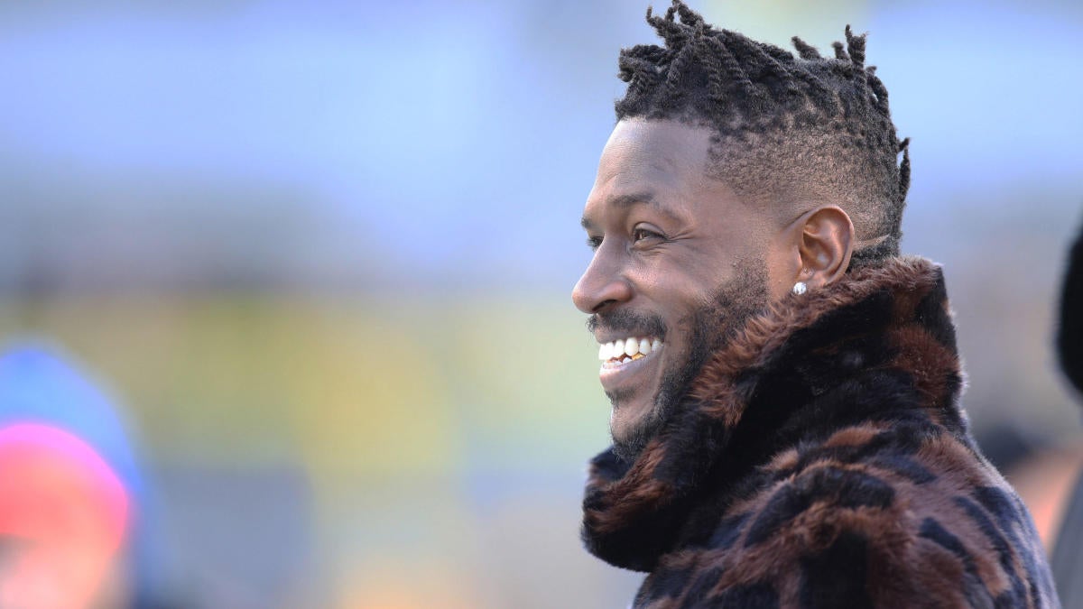 Antonio Brown's Sideline Apparel Shows Off Team-First Mentality