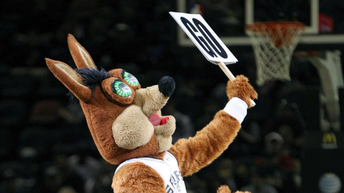 Spurs mascot runs onto court to catch loose bat while ...