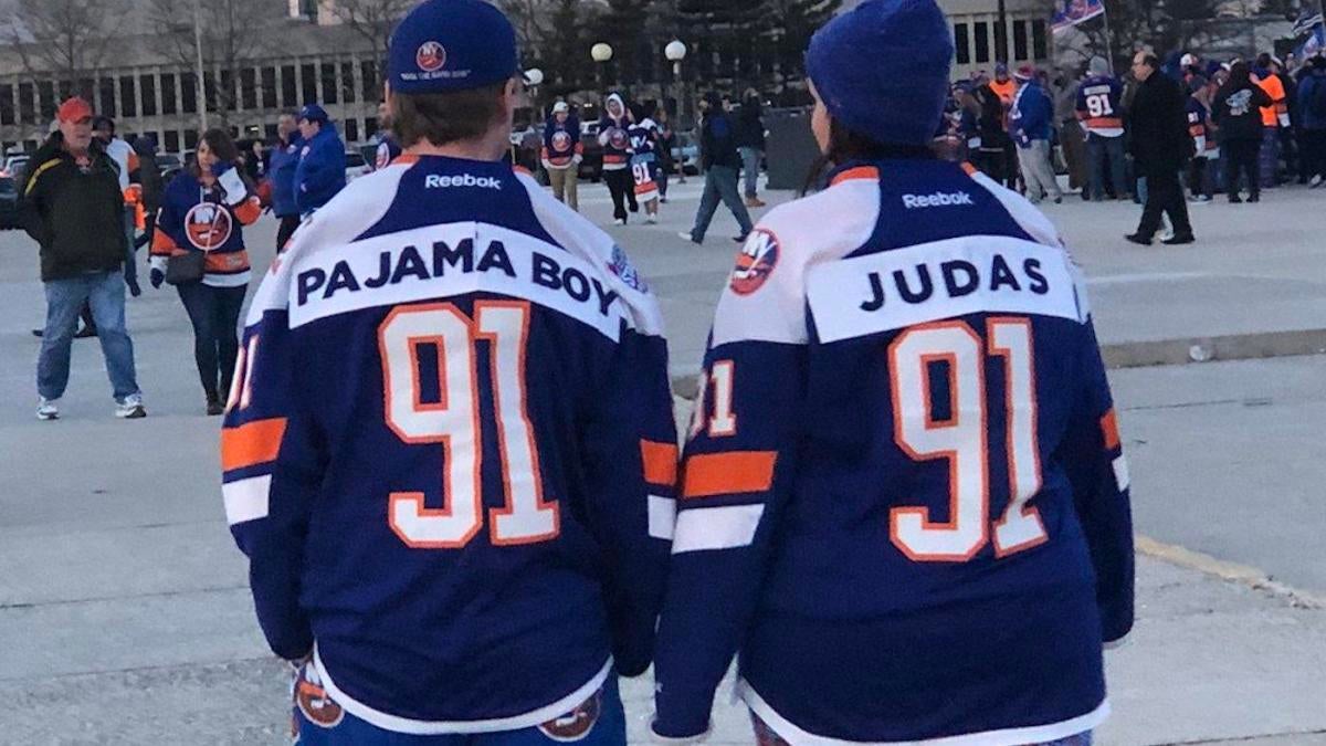 Islanders fan chirps Leafs' John Tavares with 'Pajama Boy' jersey