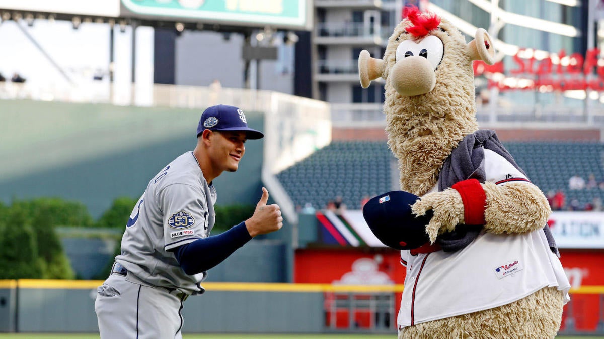 Manny Machado gets swindled out of $300 million by Blooper, the Braves'  charlatanic mascot 