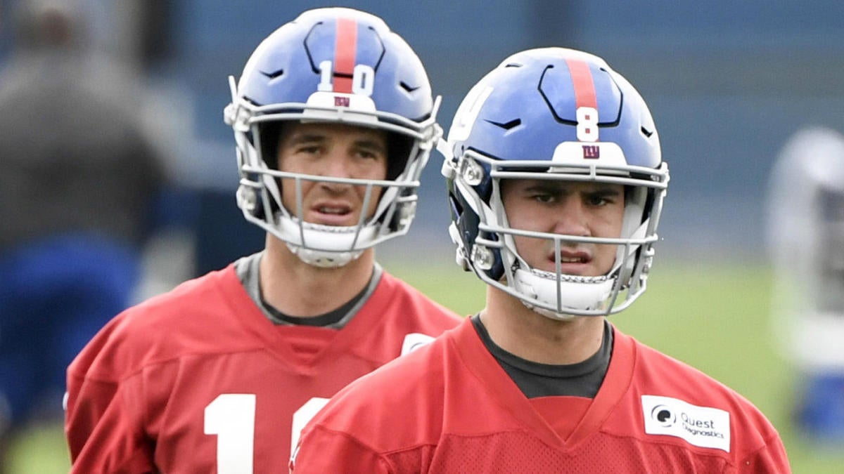 Daniel Jones, Eli Manning play flip cup 