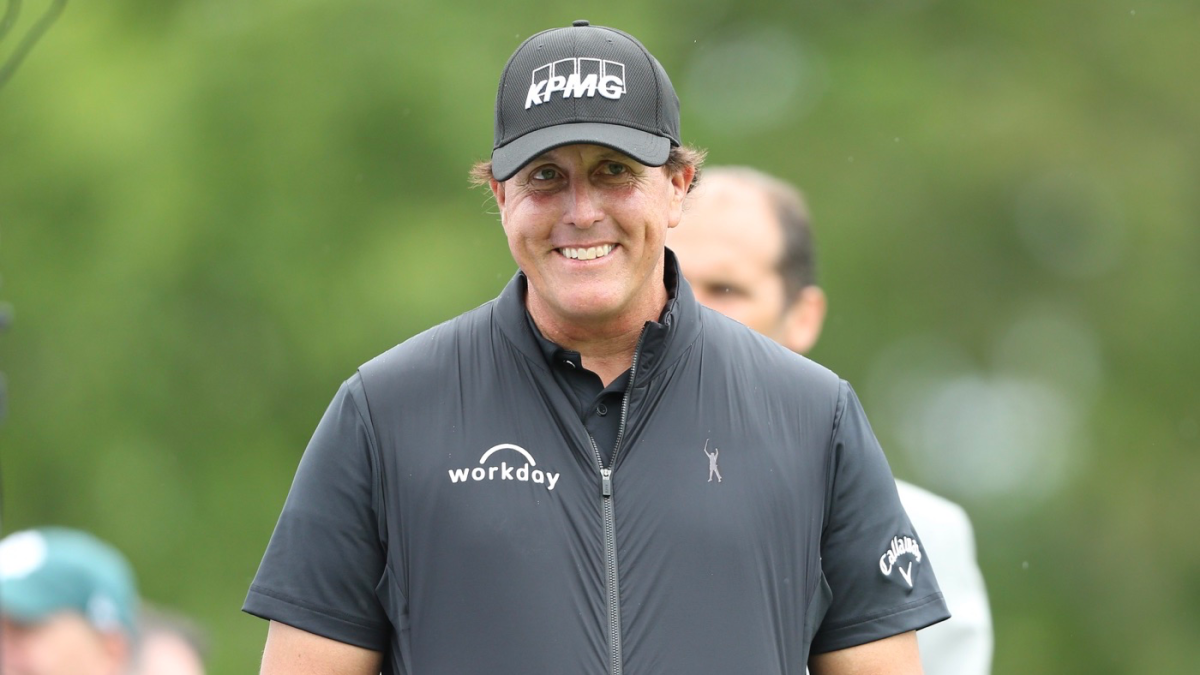 WATCH: Phil Mickelson makes ace in Jim Nantz's backyard with announcer ...