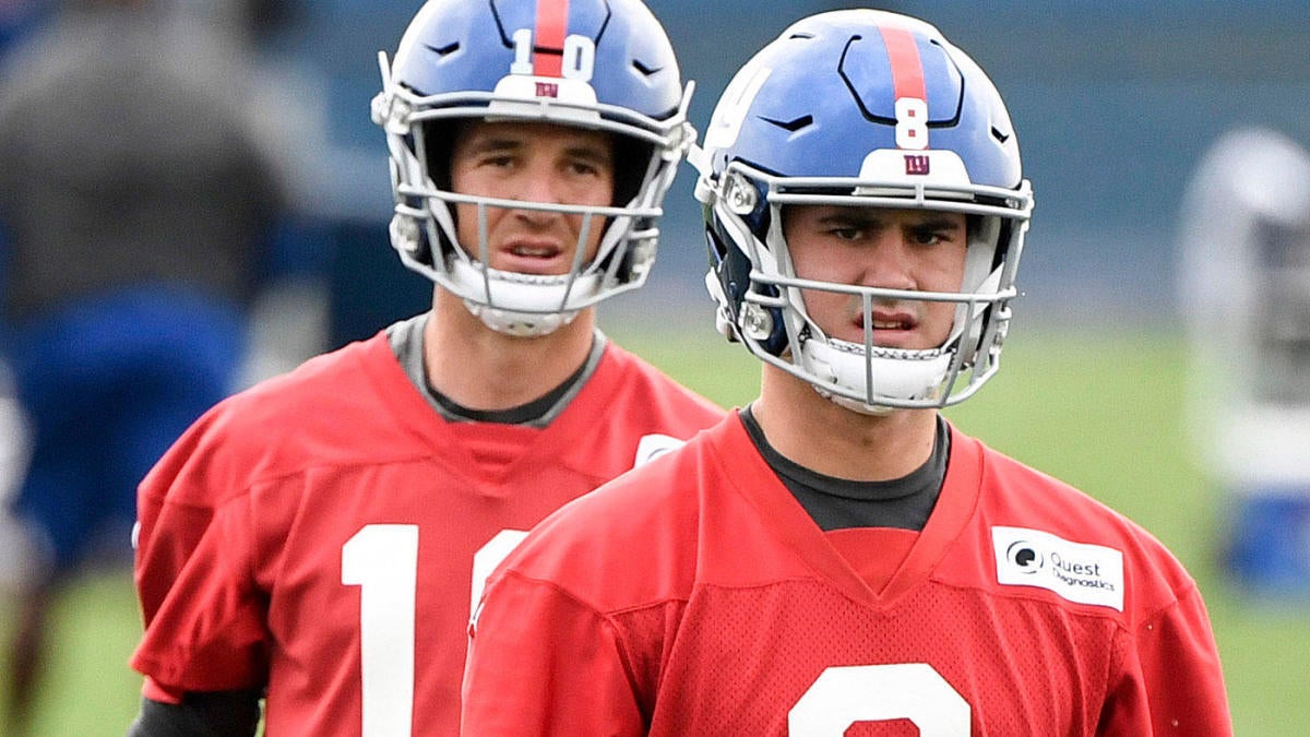 Photo of Eli Manning, Daniel Jones on sideline during Giants vs