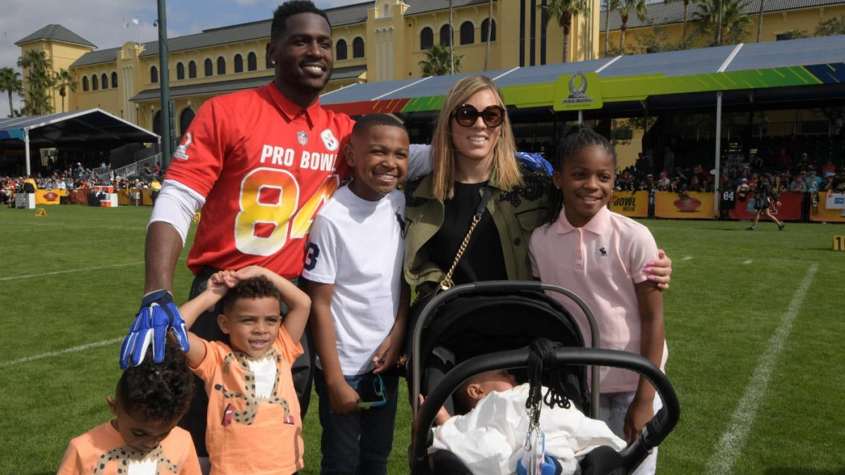 Antonio Brown Flexing (Chest Up, Eyes Up, Prayed Up) Unsigned