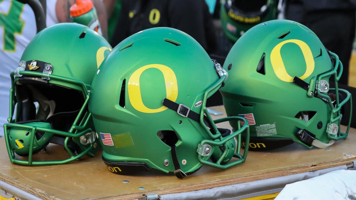 Bleacher Report on X: OREGON HANDS NO. 9 UCLA ITS FIRST LOSS, 45-30 