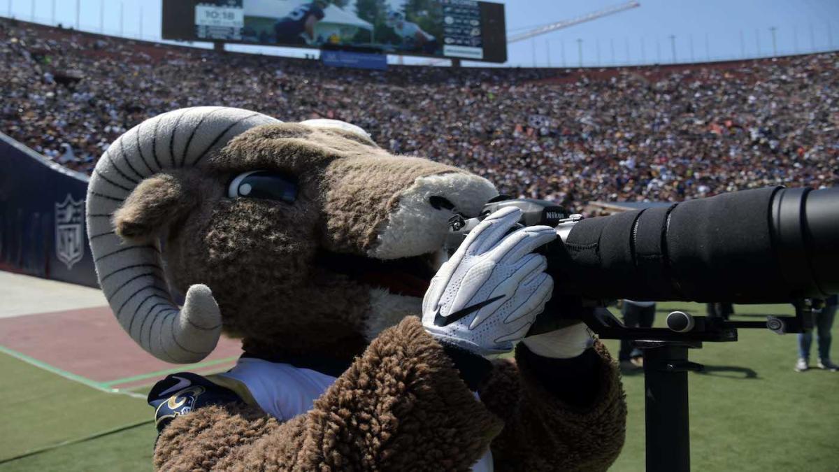 Los Angeles Rams mascot Rampage waves during the NFL game between the  News Photo - Getty Images