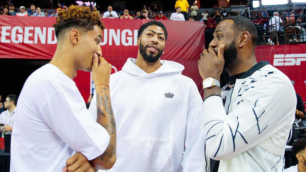 LeBron James, J.R. Smith, More Poke Fun at Kyle Kuzma's Oversized