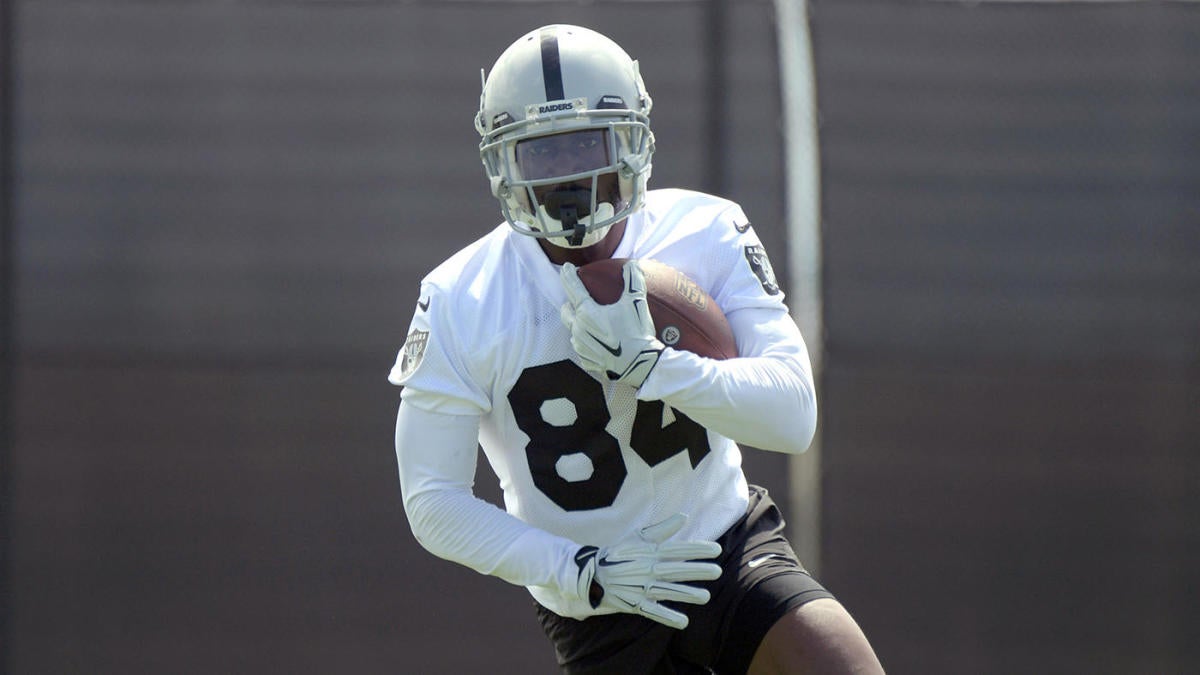 Raiders' Antonio Brown attends team meeting but helmet still an issue