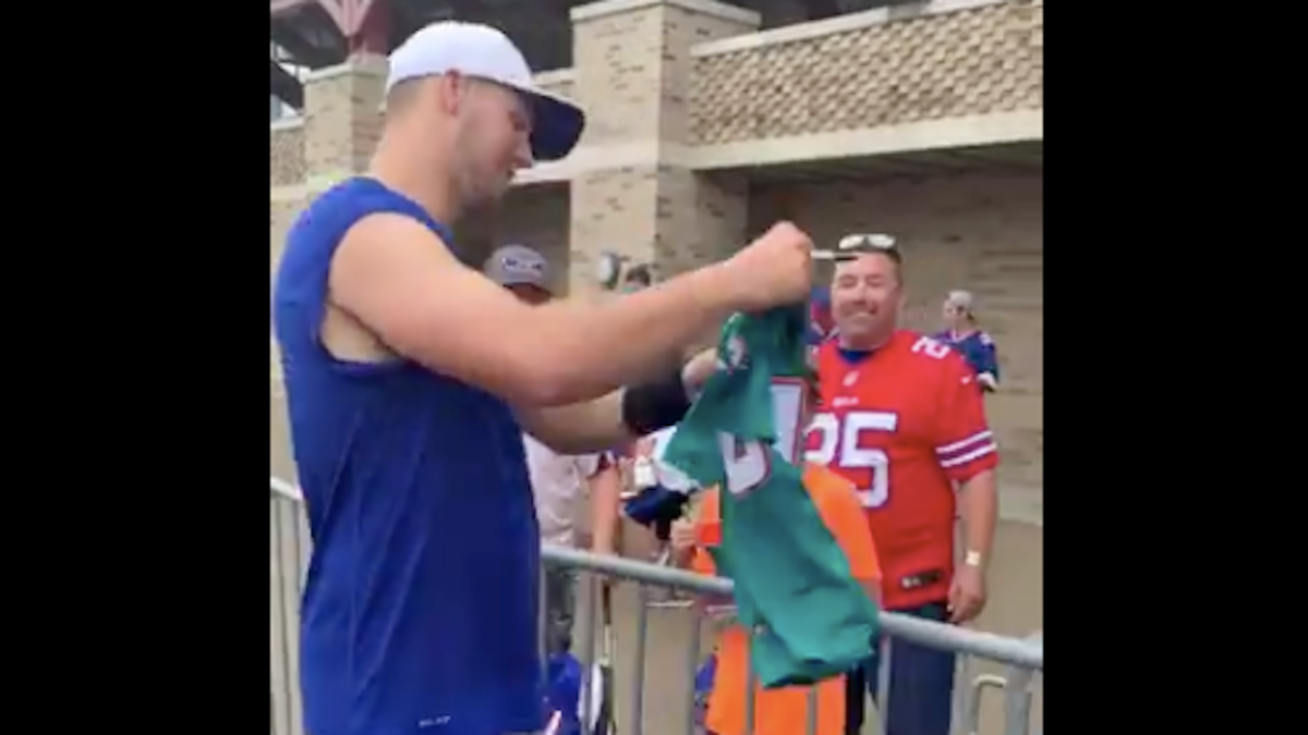 Fan gets Josh Allen 'draft version' of Bills logo shaved into his head