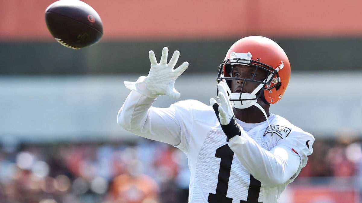 Cleveland Browns wide receiver Antonio Callaway (11) drops a pass