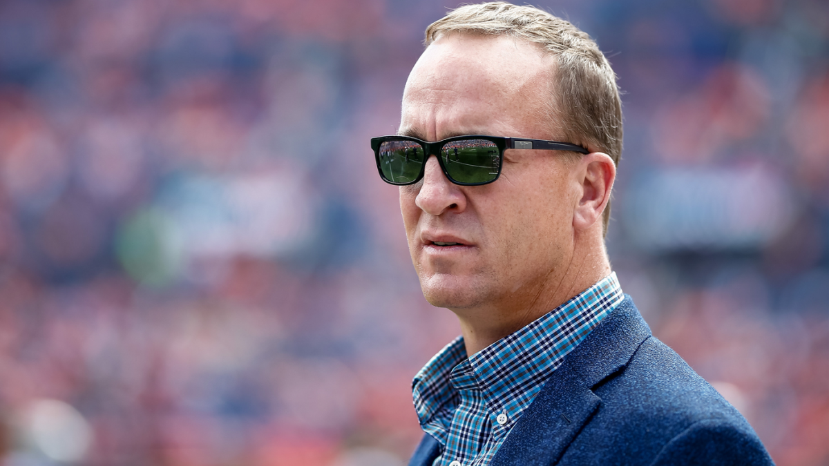 Peyton Manning mengutuk selama momen hot-mic di ‘Manningcast’ dari permainan playoff Cardinals vs. Rams