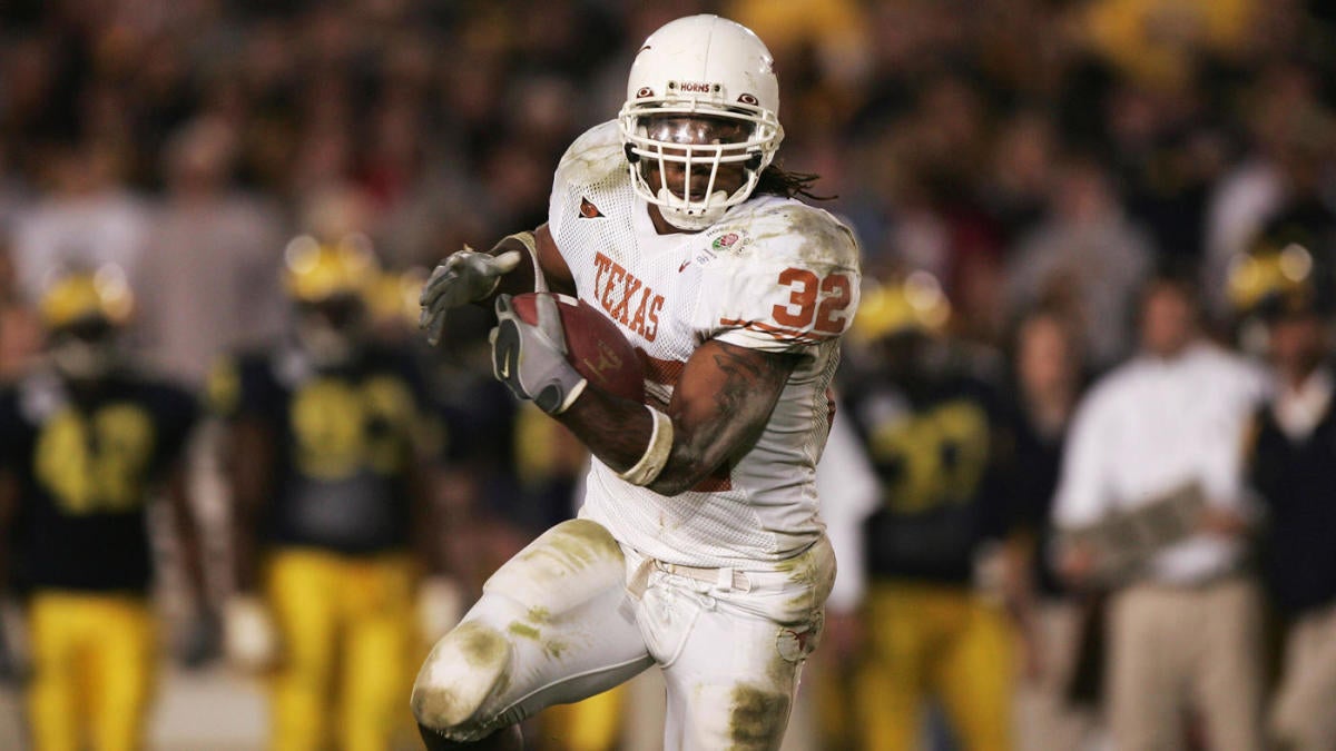 Texas honors late Cedric Benson with No. 32 sticker on football