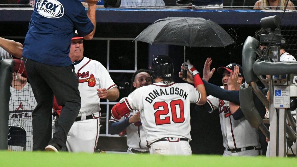 Braves' Josh Donaldson breaks out umbrella for 'Bringer of Rain