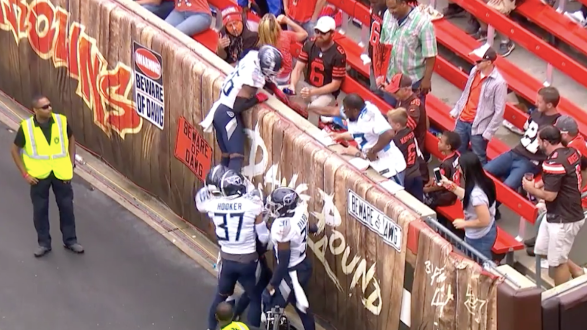 PHOTO: Cleveland Browns fans with upside-down tifo fail before NFL game, SIDELINE