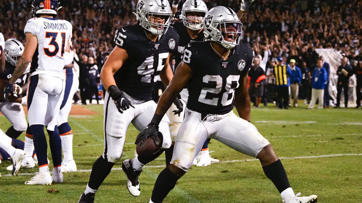 Raiders 'running out of superlatives' to describe RB Josh Jacobs