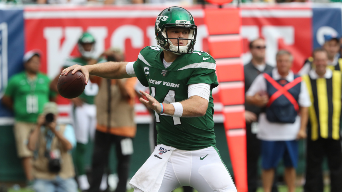 New York Jets quarterbacks Sam Darnold, left, Josh McGowan, center