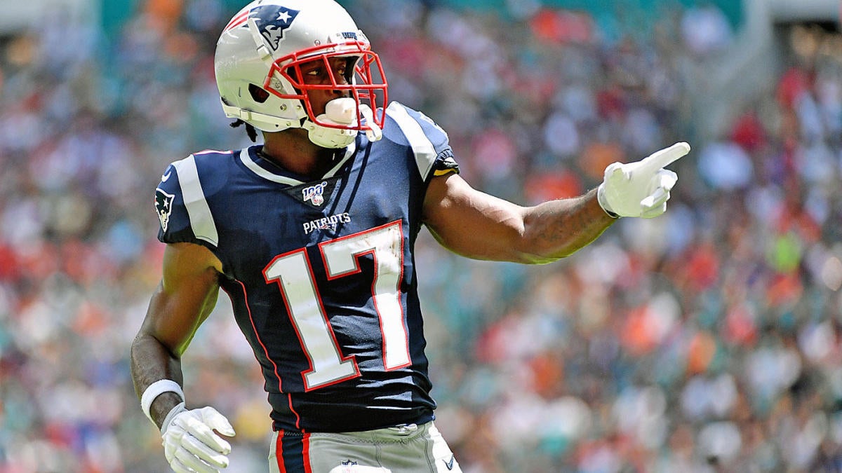 Patriots dominate Dolphins; Antonio Brown scores TD in team debut