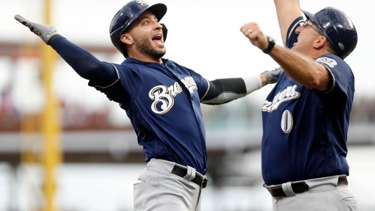 Brewers celebrate 2nd straight playoff berth with wild clubhouse