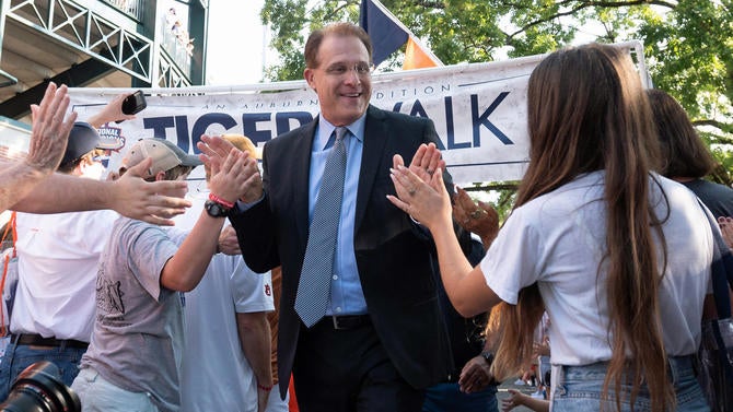 gus-malzahn-tiger-walk-auburn.jpg