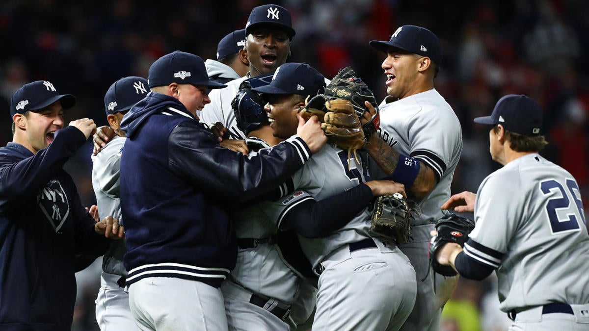 MLB playoffs: Yankees' Aroldis Chapman injures pitching hand during ALDS  sweep celebration 
