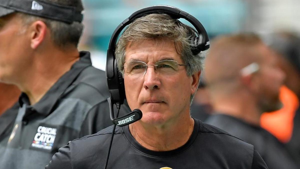 Washington Redskins interim head coach Bill Callahan congratulates wide  receiver Terry McLaurin (17) after McLaurin scored his second touchdown of  the game, during the second half at an NFL football game against