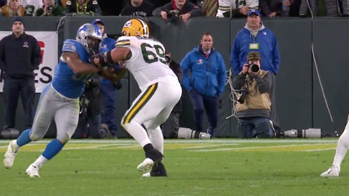 NFL on ESPN - Packers LB De'Vondre Campbell says the 3rd-and-goal holding  penalty on Logan Wilson should not have been a flag. (h/t  Came_Along_Way/Twitter)