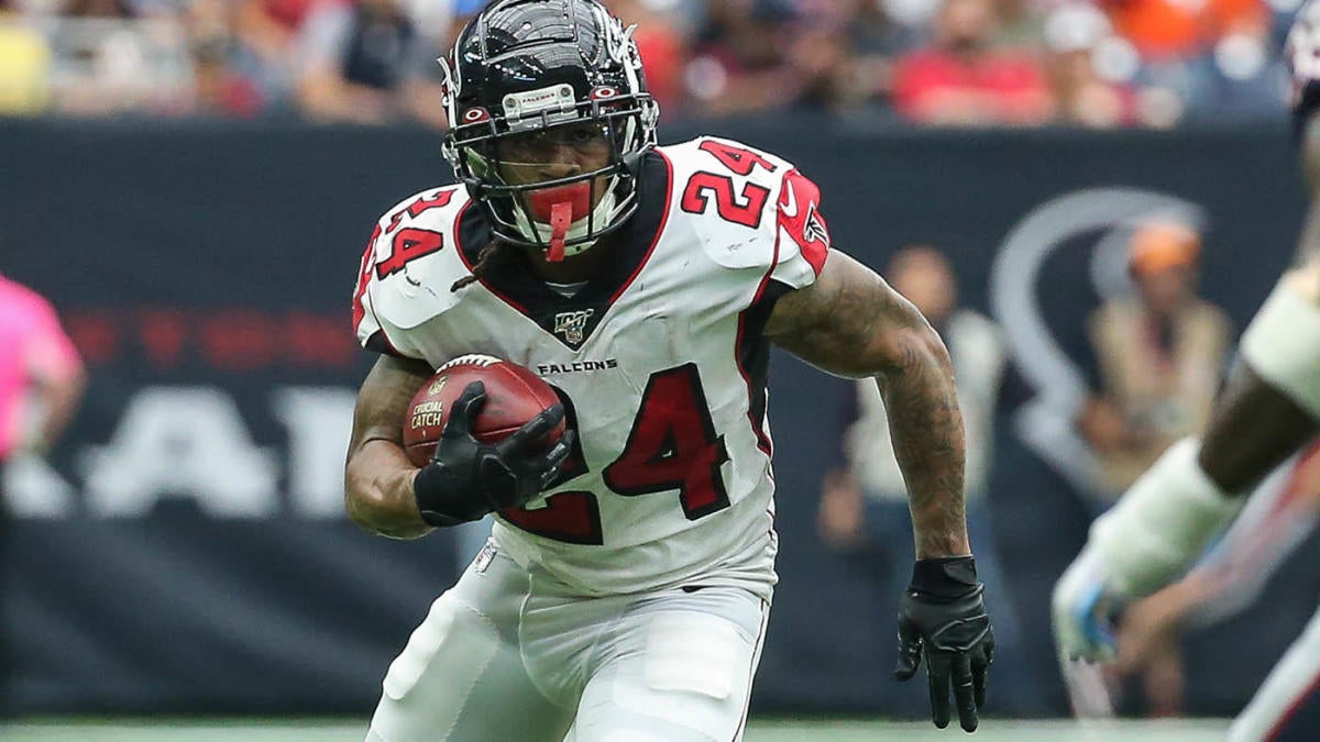 In-game replay: Devonta Freeman trucks Buccaneers' defender on