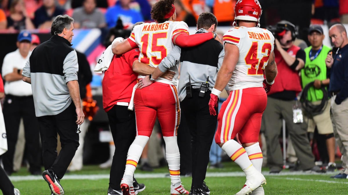 Chiefs' Patrick Mahomes injures right knee against Broncos