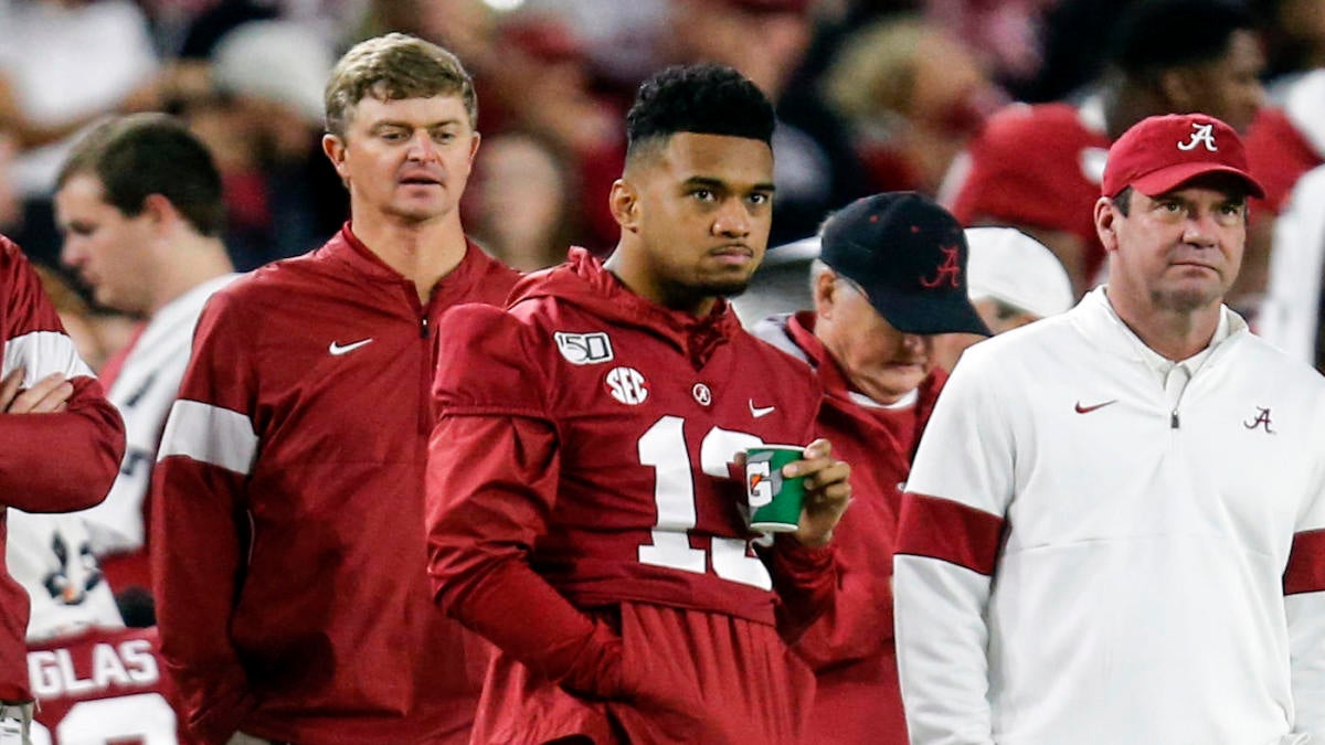 Alabama QB Tua Tagovailoa carted off with right hip injury, bloody nose vs. Mississippi State