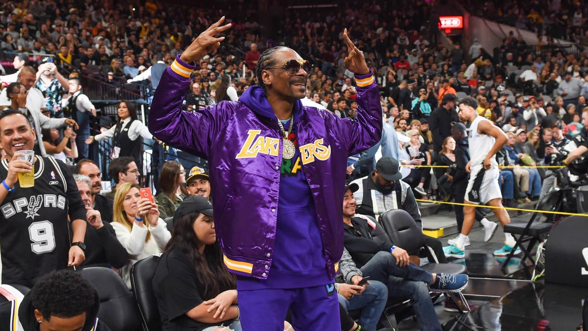 Snoop Dogg Providing Play By Play For Lakers Vs Spurs Is Everything You Want It To Be Cbssports Com