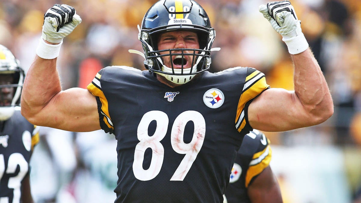 Pittsburgh Steelers tight end Vance McDonald (89) hauls in a pass from  quarterback Ben Roethlisberger for a touchdown during the second half of an  NFL football game against the Carolina Panthers i …