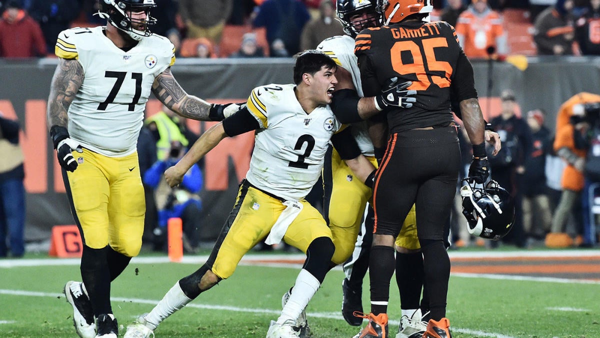 Myles Garrett swings helmet at Mason Rudolph