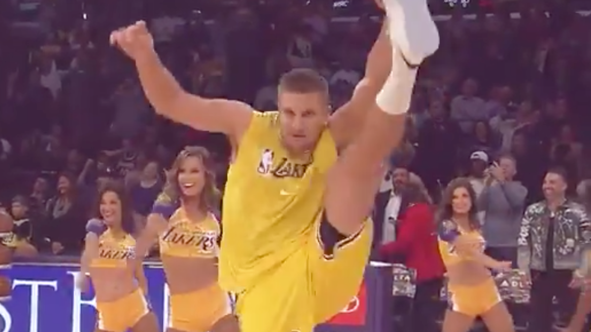 Rob Gronkowski Venus Williams James Corden Put On Incredible Show Moonlighting As Lakers Dancers Cbssports Com