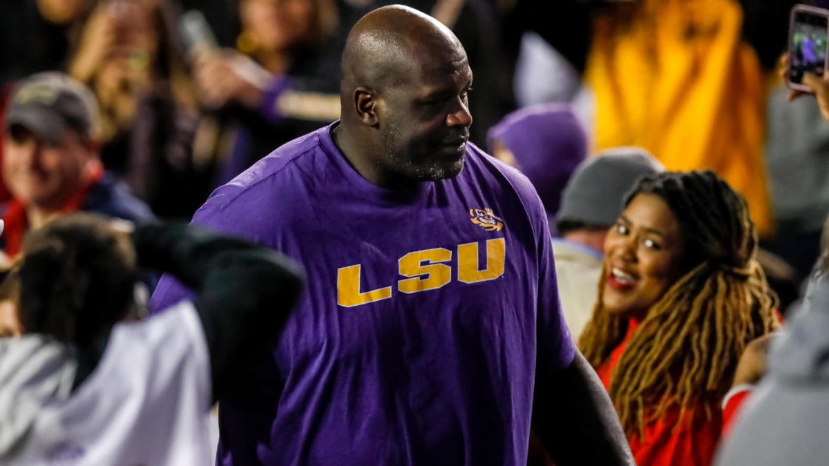 Look Shaquille O Neal Returns To Baton Rouge For Lsu Vs Arkansas Lifts Cheerleader Over His Head Cbssports Com