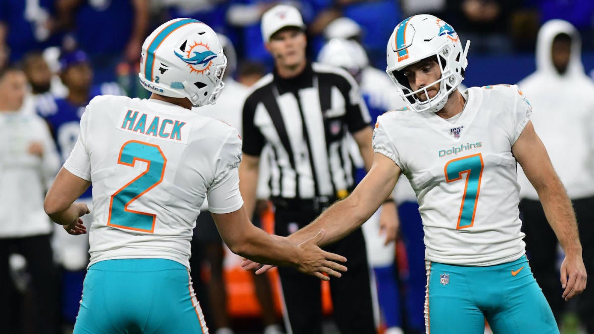 Dolphins punter throws touchdown pass to kicker Jason Sanders in