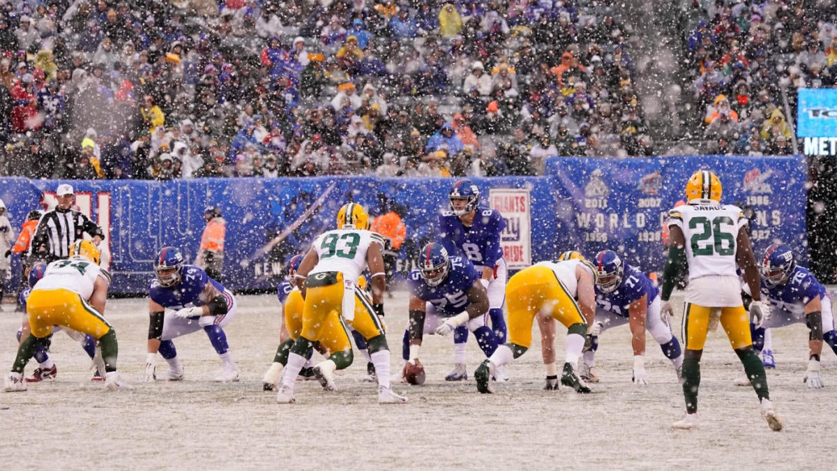 The MetLife Stadium field crew had a busy day shoveling snow at the Packers-Giants  game