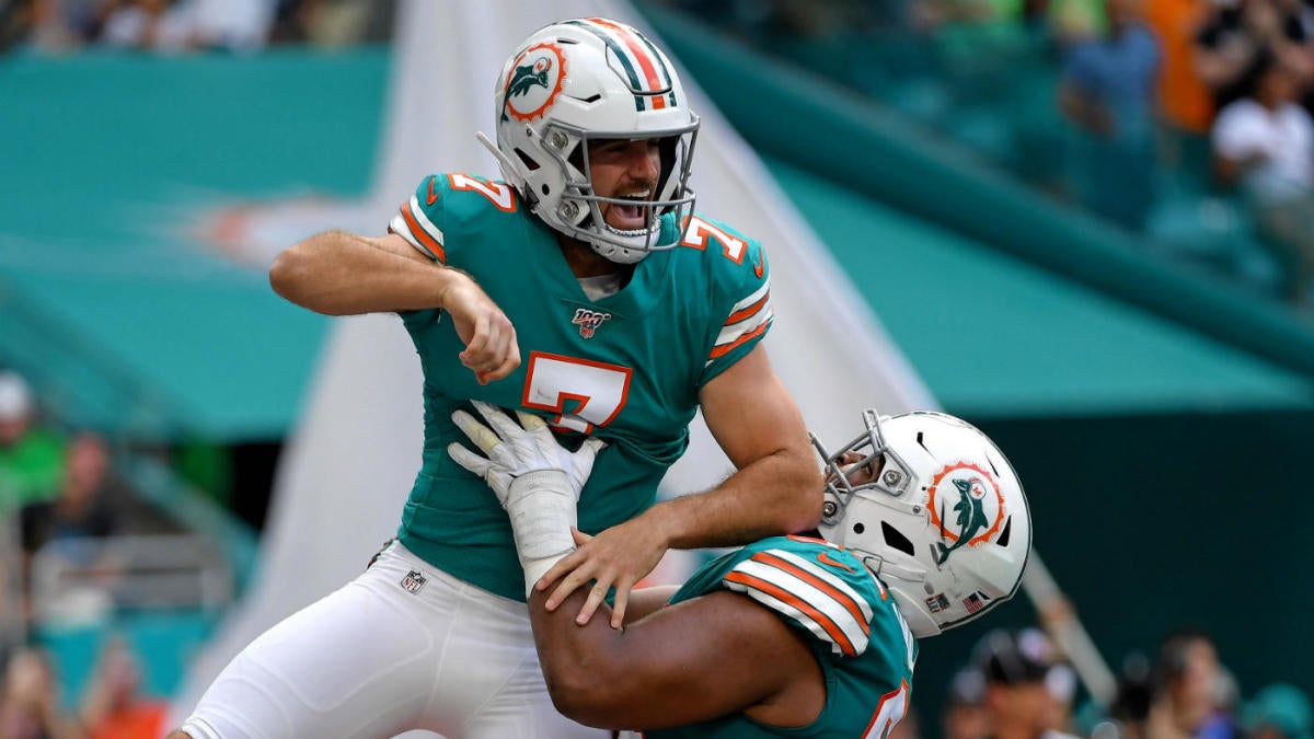 Miami Dolphins punter's touchdown pass to kicker vs. Philadelphia