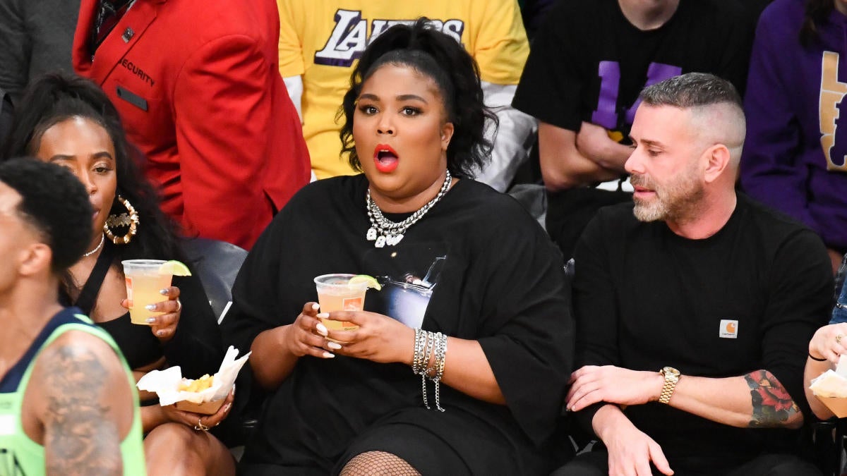 Lizzo Shoots Her Shot With Karl Anthony Towns While Sitting Courtside At Timberwolves Lakers Game Cbssports Com