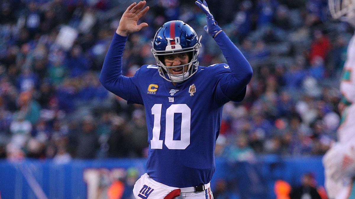 New York Giants Eli Manning takes a snap in the fourth quarter