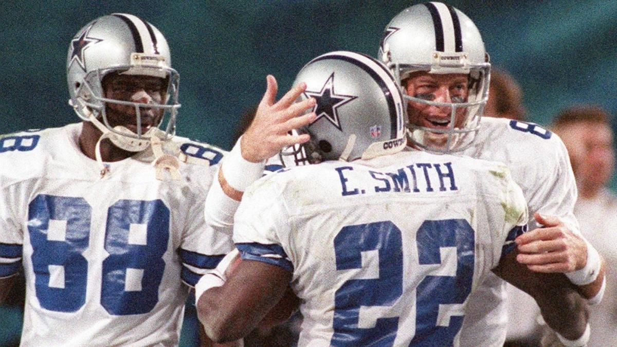 Dallas Cowboys Daryl Johnston blocks for Emmitt Smith against the News  Photo - Getty Images