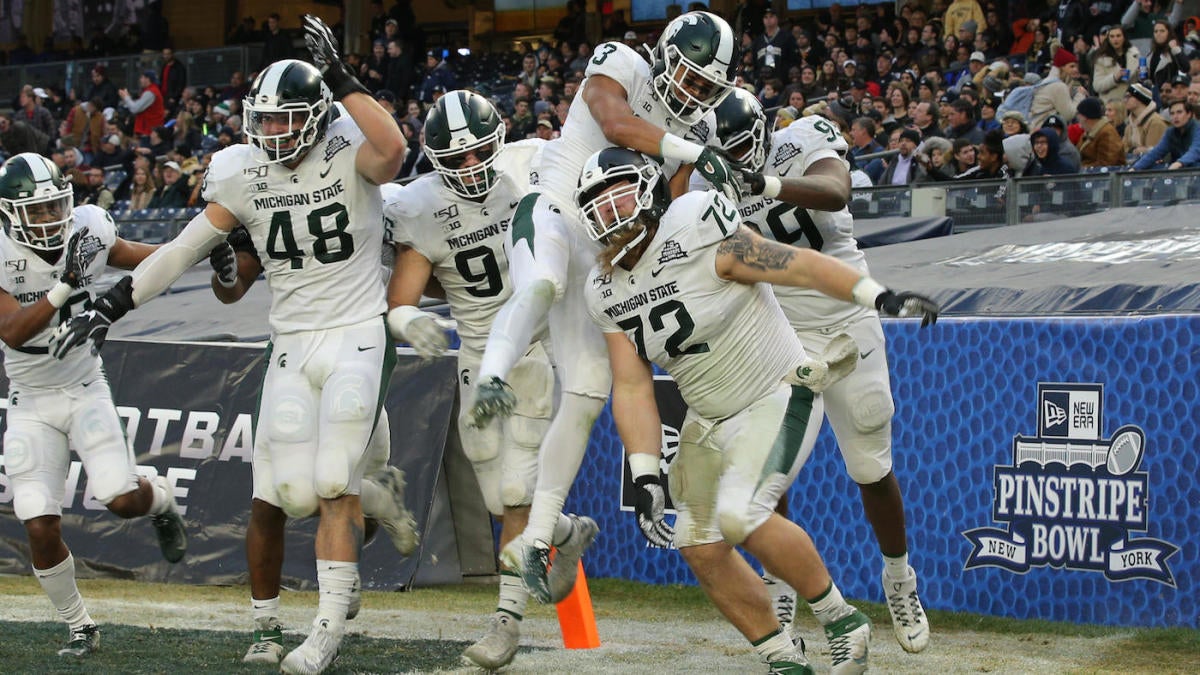 WATCH: Michigan State DL Mike Panasiuk excites with crazy pick-six in  Pinstripe Bowl - CBSSports.com