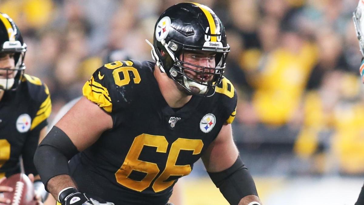 Pittsburgh Steelers offensive guard David DeCastro (66) blocks