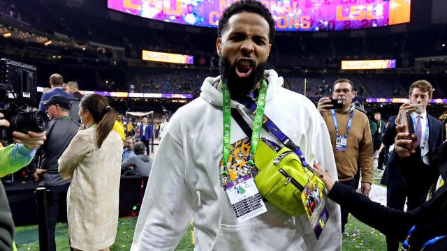 VIDEO: Odell Beckham Jr. Handing a Handful of Money to Justin