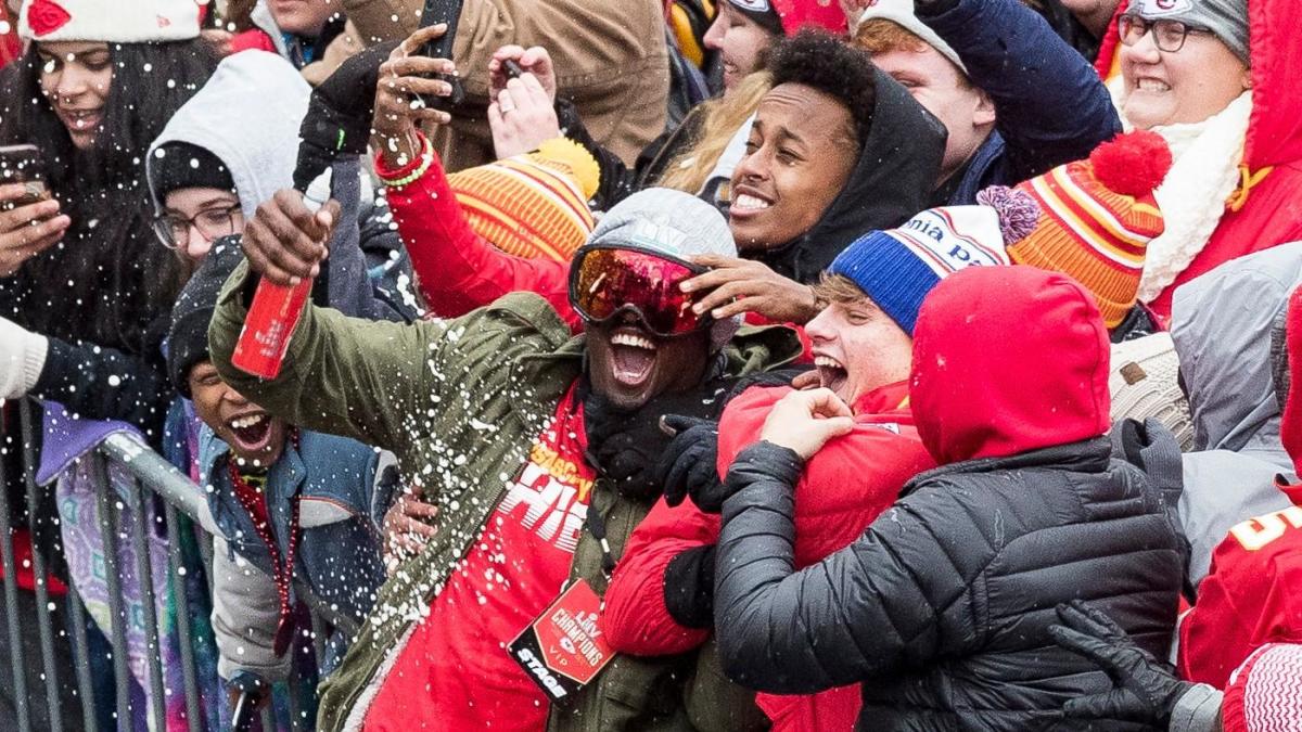 Chiefs' Super Bowl parade in Kansas City: Travis Kelce brings down
