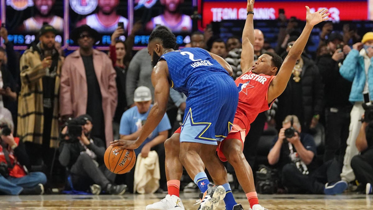 Kyle Lowry, center, a former Villanova player and current Toronto