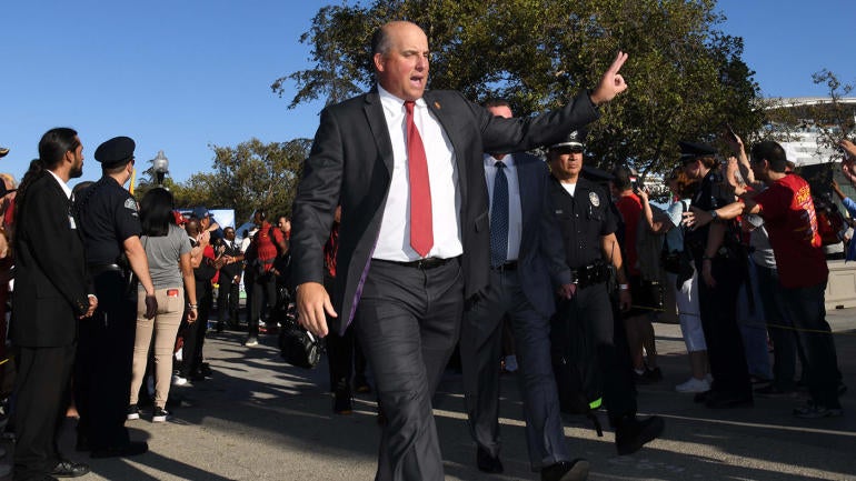 clay-helton-suit-usc-walking.jpg