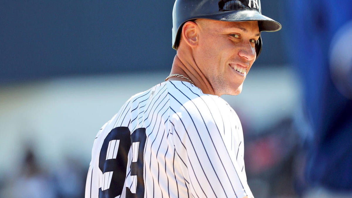 New York Yankees pitcher visits alma mater to read to students