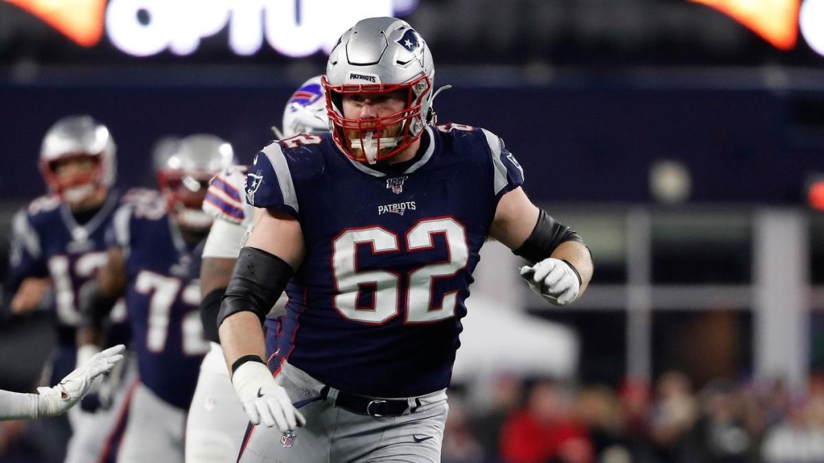 Kansas City Chiefs guard Joe Thuney (62) blocks against