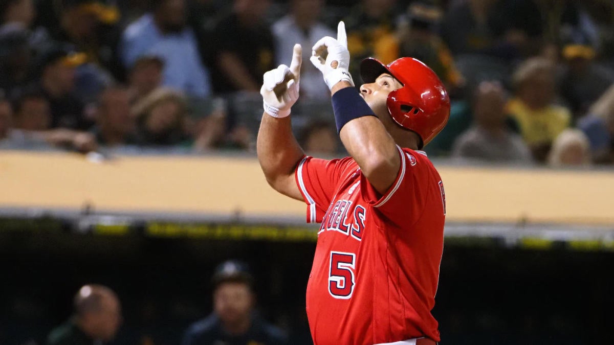 Albert Pujols yanks out Bartolo Colon's jersey 